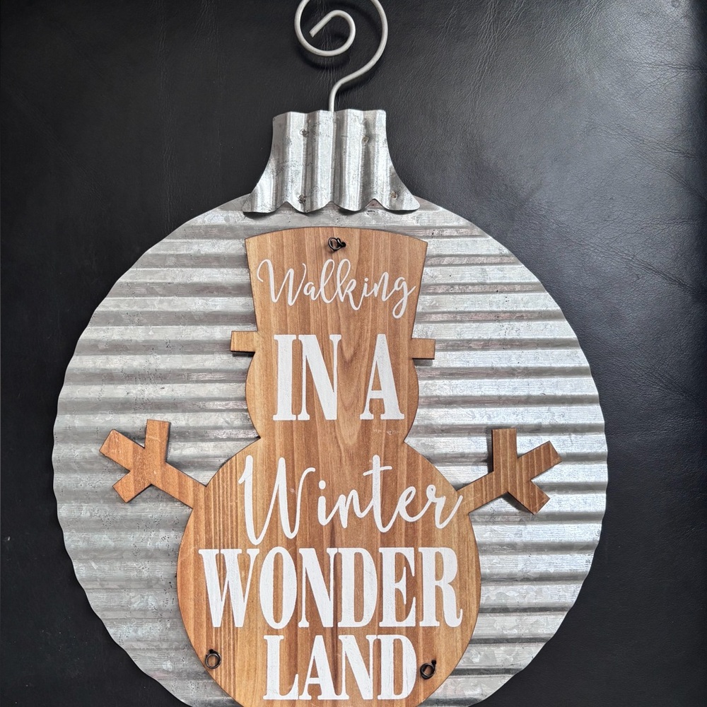 Rustic Metal and Wood Holiday Wall Decor (3)